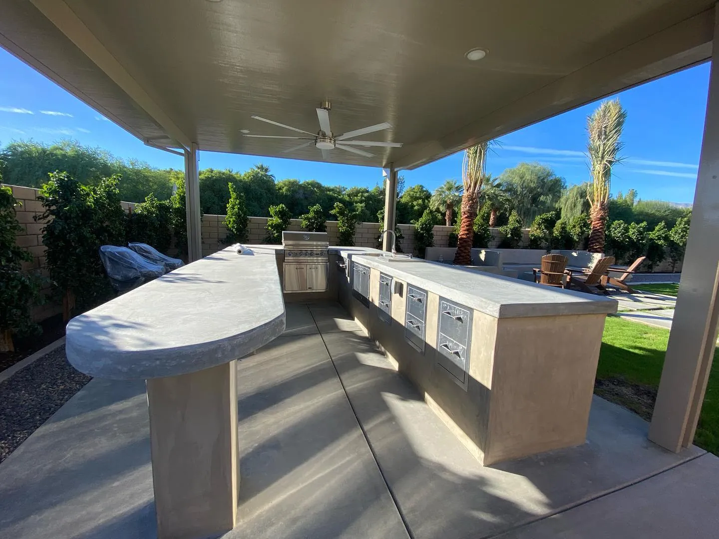 Curved outdoor bar island by the pool
